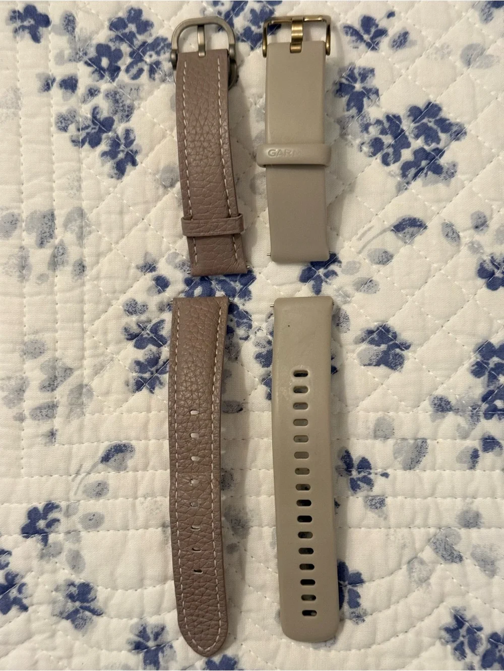 Like-new Garmin French Grey Venu 3 + extra bands